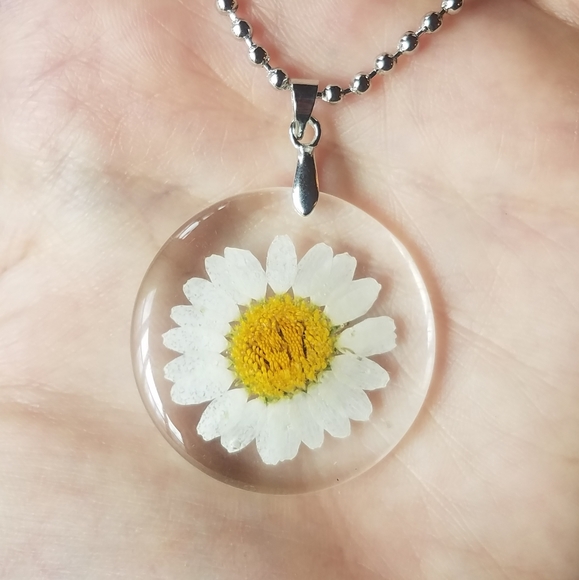 NWOT Dried White & Yellow Flower Necklace - Picture 4 of 8